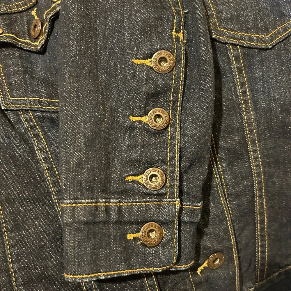 Levi's Women's Studded Denim‎ Trucker Jacket Size M Dark Wash Indigo 77075